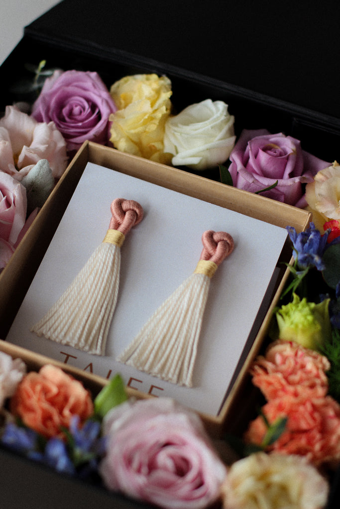 Mini HATI Knot - Petal / Lily ( With Flowers Box )